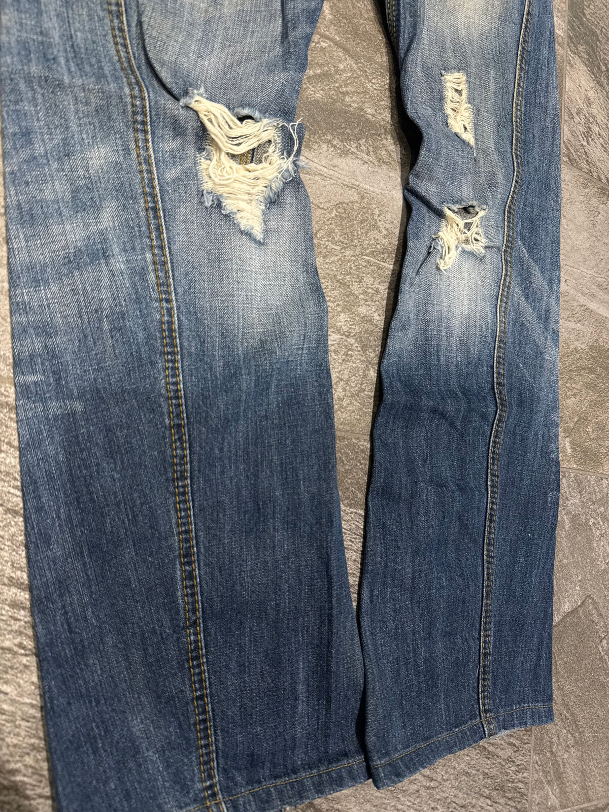 000’s Nicole Distressed Jeans (30”)