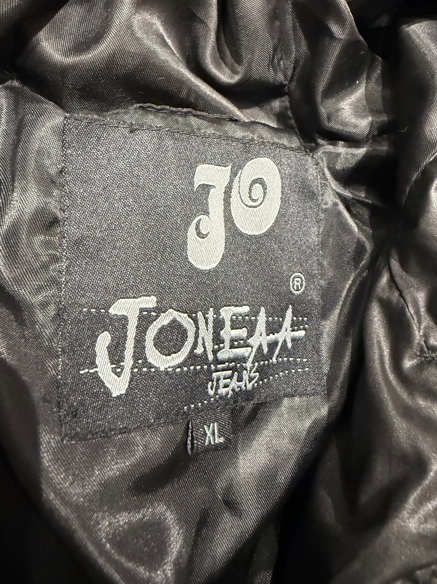 000’s Joneaa Puffer (L)