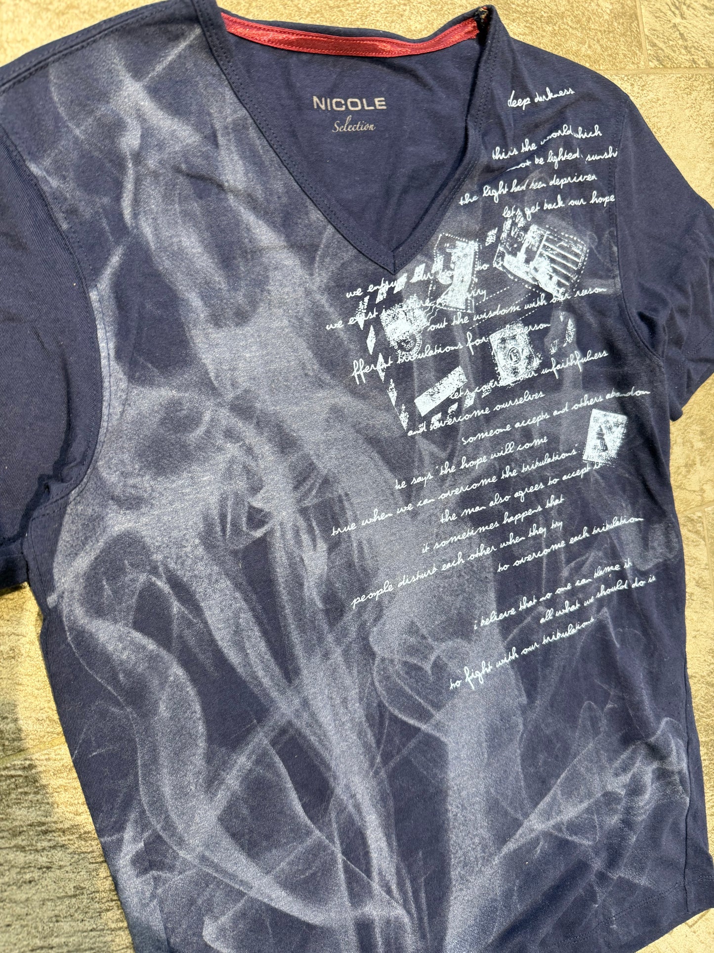 000’s Nicole Script V Neck Tee (XS)